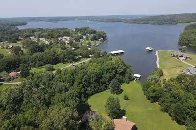 Image de Lake Front A-Frame with Boat Slip!