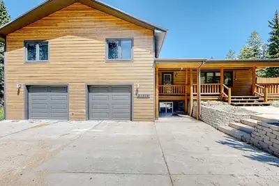 Image de Spacious cabin with mountain views, fireplace, patio, & deck