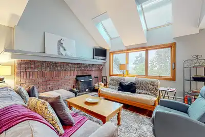 Image de Ski-in/ski-out condo with resort amenities and mountain views