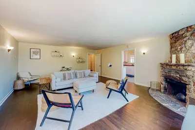 Image de Fitch Mountain Cabin | Main house with river views, hot tub, decks, Ping-Pong