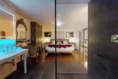 Image de Luxury Boutique House With Hot Tub & Emperor Bed!
