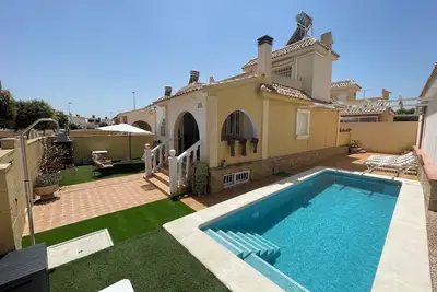 Image de Maison familiale, clim, piscine privée, en face d’un golf, à 20min de la plage.