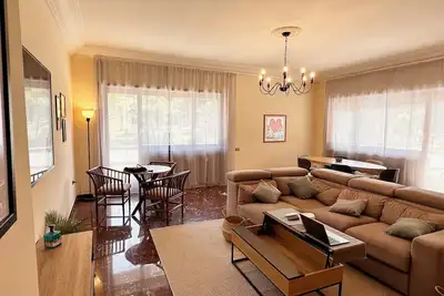 Image de \"Marbre rouge : l'élégance chez Vrbo\".