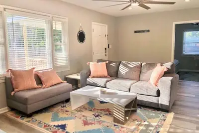 Spacious & Cheerful 4-bed 8 Mins from Beach
