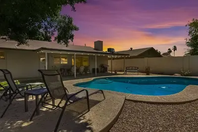 Image de Tempe Remodel w\/ Sparkling Pool and Game Room!
