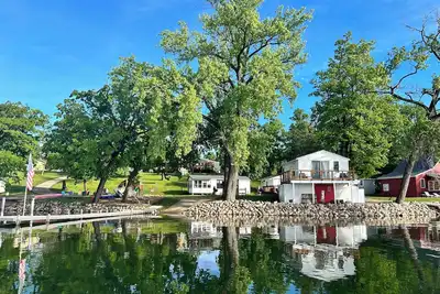 Image de Escape to Romance: Discover Your Serene Retreat at Lake Victoria's Cozy Cabin