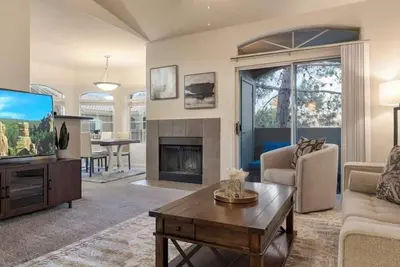 Image de Stylish 3-Bed Scottsdale Condo with Private Garage