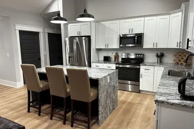 Image de Modern 3 Br home, interior lot near Lake Keowee, Clemson, Walhalla, Seneca.