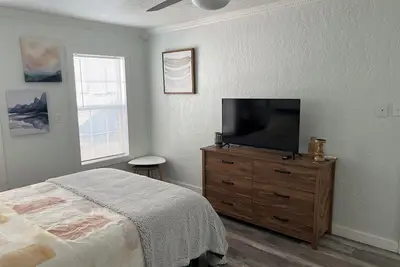 Image de Newly renovated cozy cottage, located in the backyard of my home.