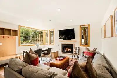 Image de Alpine Bliss | Slopeside Townhome + Pool & Hot Tub