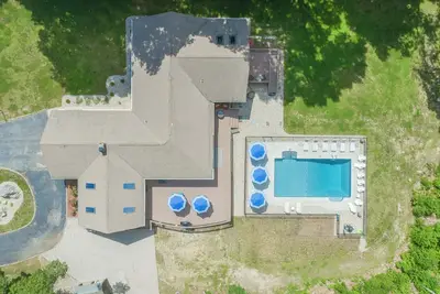 Image de Expansive Beautiful Ranch with Pool and hot tub. Close to Beach Sleeps 20+