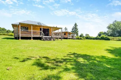 Image de Beautiful wooden cabins in a quiet tranquil setting.
