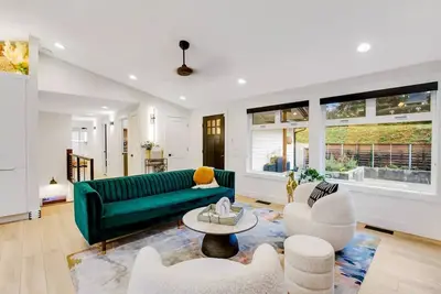 Image de Newly Listed! Rare Modern Luxury in Milton