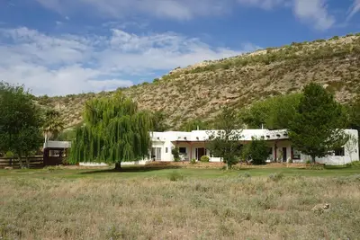 Image de Spacious and modern comforts on a southwest ranch