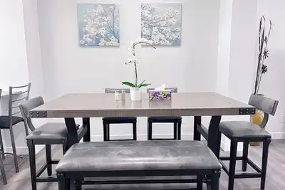 Image de Cozy Beam family size townhouse convenient to go anywhere in city.