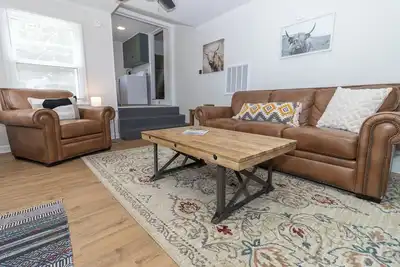 Image de 2 bed/1 ba-across f/Coliseum/Gac