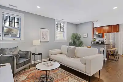 Image de Modern Comfort 2 Bd Condo in Iconic Lincoln Square by AllSet Turnover