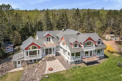 Image de Lake View Luxury Retreat / 10mins to Duluth / 85\" Home Theater / Heated Game Room / Fire pit