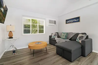 Image de 70 Steps From The Beach! W/ Grill & Hammock! Free parking!