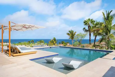 Image de Modern 5bd Villa Fully Staffed steps from the beach with Beach Club Access!