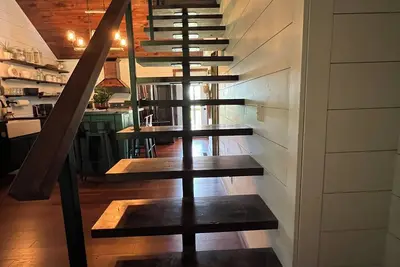 Image de Rustic Retreat: Country Charm Cabin Welcomes Large Families and Furry Friends!