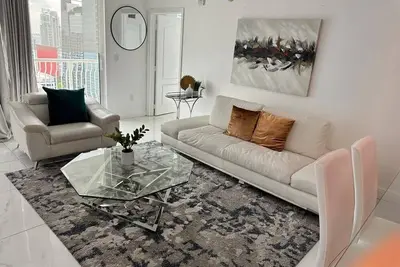 Image de Retreat to a Stylish 2\/2 Over Brickell's Skyline