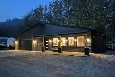 Image de Newley built modern home. Close to lakes and down town food and restaurants.