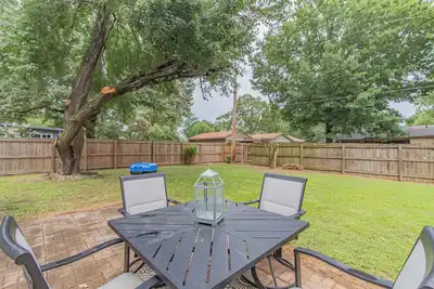 Image de House with fenced-in backyard near educational & medical institutions in Conway.