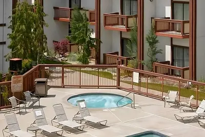 Image de Premium Experience! Spacious Unit with Balcony, Outdoor Pool, Free Parking