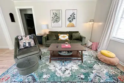 Image de The Velvet Crush Cottage located in the heart of Monroe