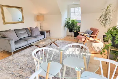 Image de Spacious West End Loft in Charming Family Home