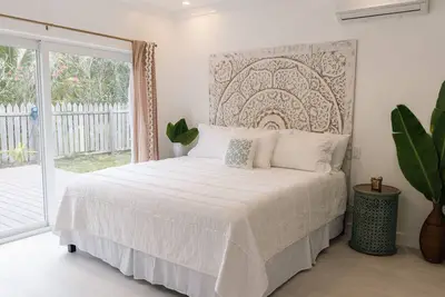 Image de Newly renovated Coastal cottage steps to Pink Sand Beach- Somewhere in the Sun
