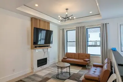 Image de Luxury townhouse 6 Miles from Boston. New construction. Monthly rents