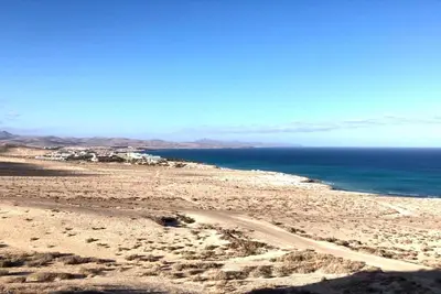 Image de vue imprenable sur la mer dans une maison moderne