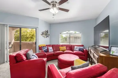 Image de King Beds, Heated Community Pool! 3 miles from Cardinal Stadium!