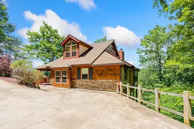 Image de Summit Chalet | Cabin in Ellijay with deck, grill, pools, tennis, game room, W/D
