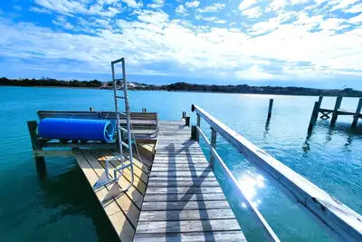 Image de Romantic Winter Escape with hot tub and dock, 3 miles to the beach