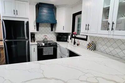 Image de Come and immerse yourself in the tranquil ambiance of our Modern Pocono Retreat.