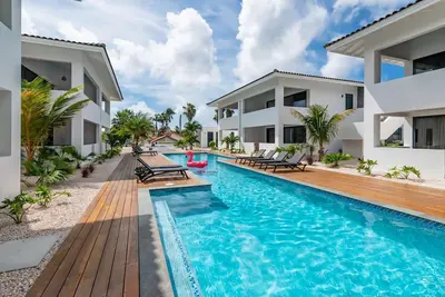 Image de Palm Suite - New poolside apartment near beach