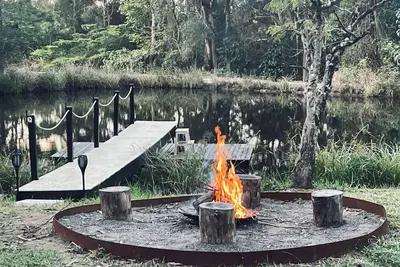 Image de Little Olive Eco Cabin on a Private Dam. . Perfect for a Relaxing Weekend Away!