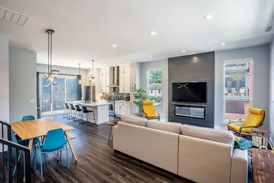 Image de Lux Home 5 mins to Grand Park w Private Garage