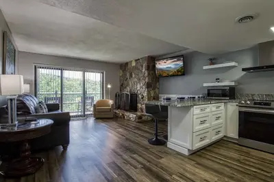 Image de 1023 English Mtn by Beyond Expectations: Newly Renovated 5 Star Condo w/ Views