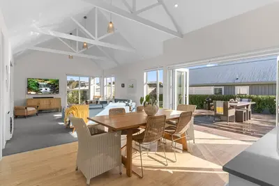 Image de All Decked Out - Modern holiday home with multiple decks including a covered outdoor entertaining space with open fireplace and plastic blinds. Close to shops, cafe, golf course, estuary and Mangawhai Activity Zone. Pet Friendly.