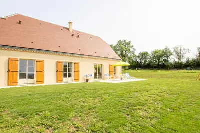 Image de Maison récente avec terrasse et équipements pour enfants en Dordogne