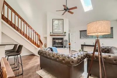 Image de New! Urban Oasis - Pool Access - Fireplace - 30 Day Rental