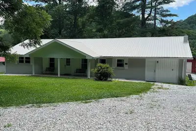 Image de Royal Blue and Tackett Creek. Bee Tree Hollow is smack dab in the middle of em.