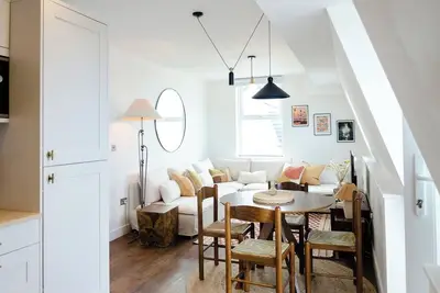 Image de Relaxing Retreat with Terrace & Sea Views - Sleeps 4