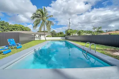 Image de Biscayne Park | Cozy Renovated Duplex with Pool
