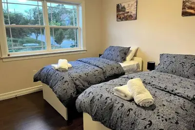 Image de New Spacious Townhouse, 15 mns to Dt, bckyrd, deck