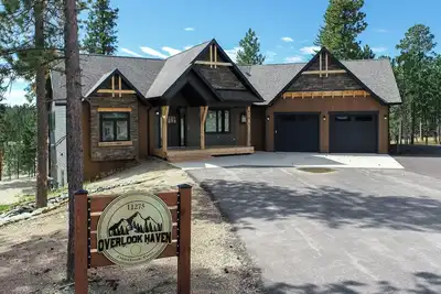 Image de Ridgetop New 3800+ Sq. Ft. Lodge w/ Hot Tub, Game Room, Paved Roads and More!